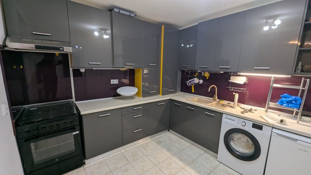 Mobilă bucătărie, cu blat pe colț, 300x250 cm