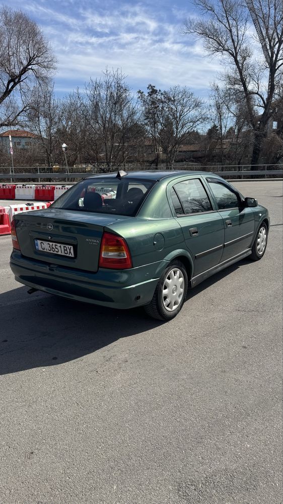 Продавам Опел Астра