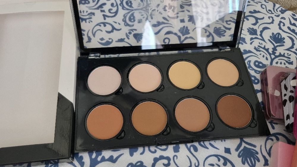 Сенки за очи и палитра за контуриране NYX