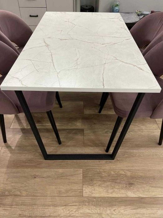 Стол обеденный, в хорошем состоянии