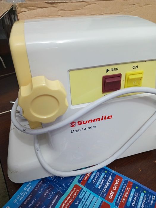 Продам электрическую мясорубку