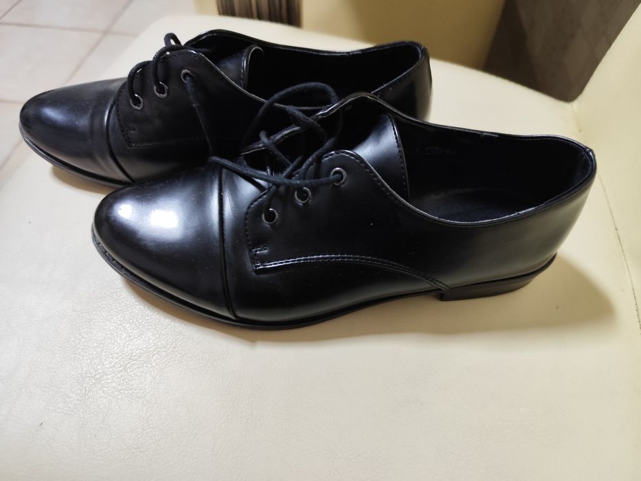 Vând pantofi mărimea 39.