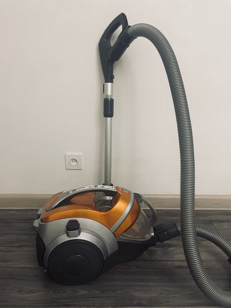 Продам пылесос LG Compressor