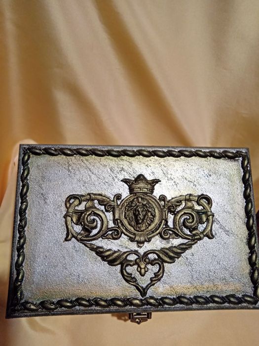 Ръчно декорирана кутия!Подарък за мъж!