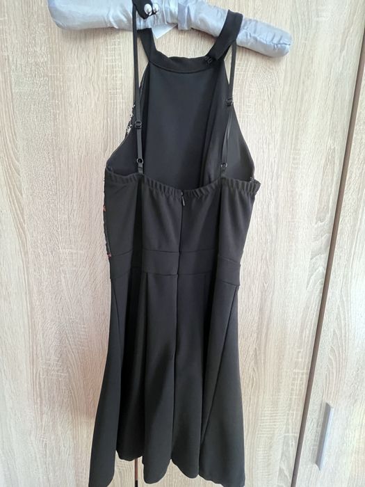 Черна рокля с камъни