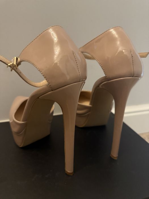 Елегантни обувки от естествен лак на висок ток и платформа.