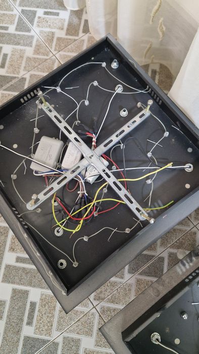 Vând lustre cu telecomandă