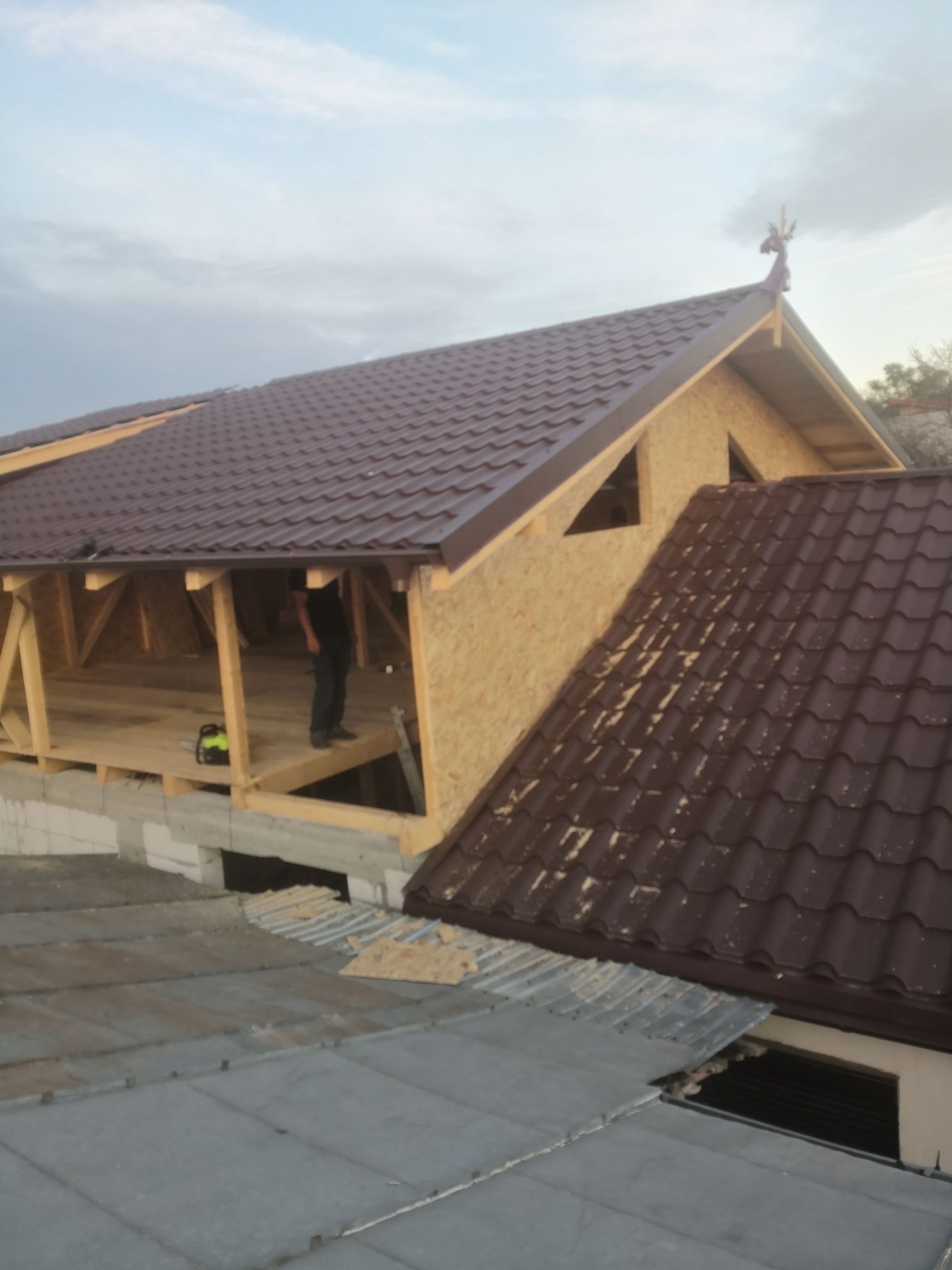 Reparatii acoperis montaj tigla metalica mansarde jgheaburi burlane
