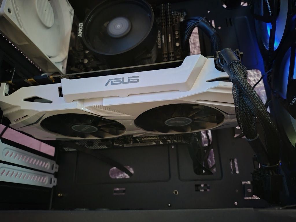 Ryzen 7 2700X/GTX 1070 8GB/16 Ram/512GB Nvme/500w PSU - компютър