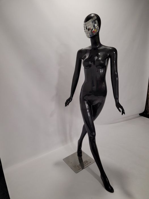 Манекен дама черен гланц
