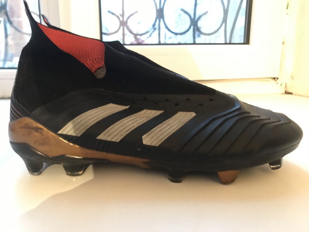 Футболтные бутсы Adidas predator