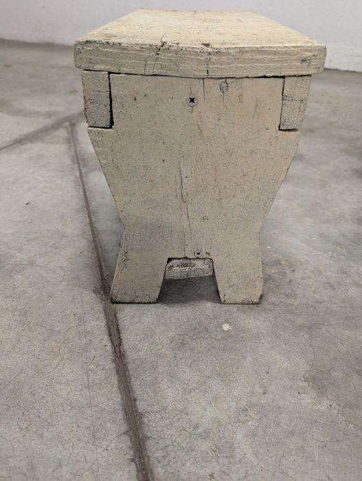 Старо дървено столче