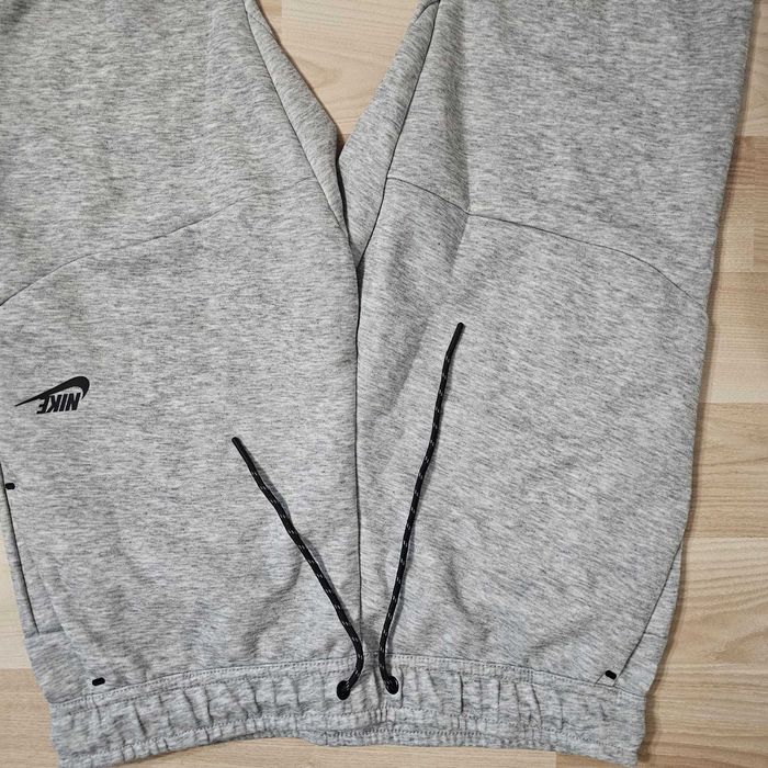 Vand Pantaloni NIKE Tech Fleece NOI Marimea XL fit L