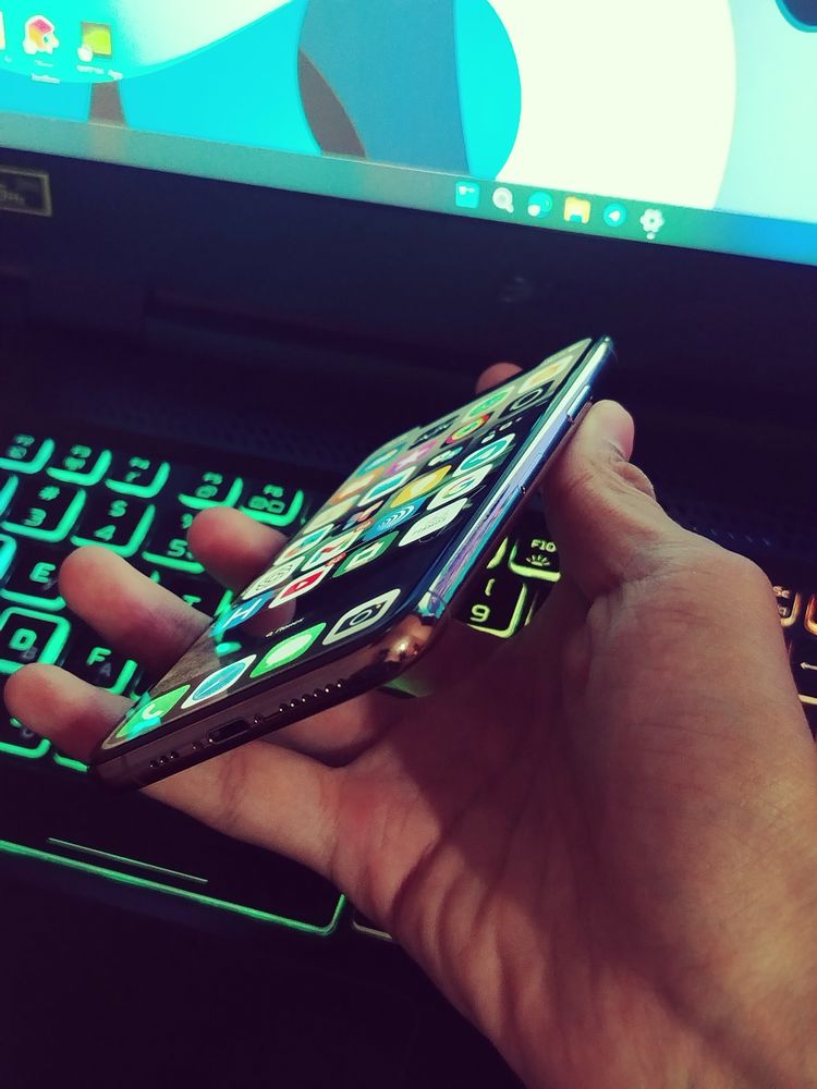 iPhone 11 pro yaxshi tutilgan