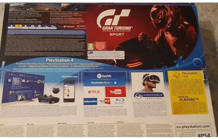 Конзола PS4 с 2 джойстика и игра Gran Turismo