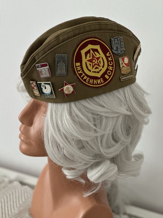 Caciula militara sovietica de colectie cu 18 insigne