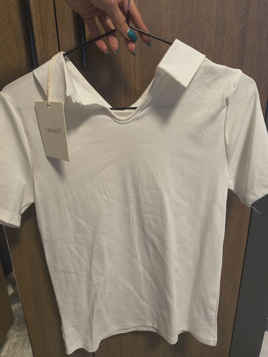 Бяла тениска с яка