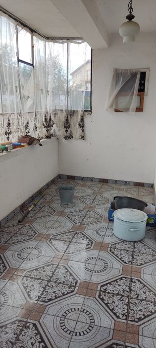 Масивна къща в село Бузовград, на 5 км от Казанлък