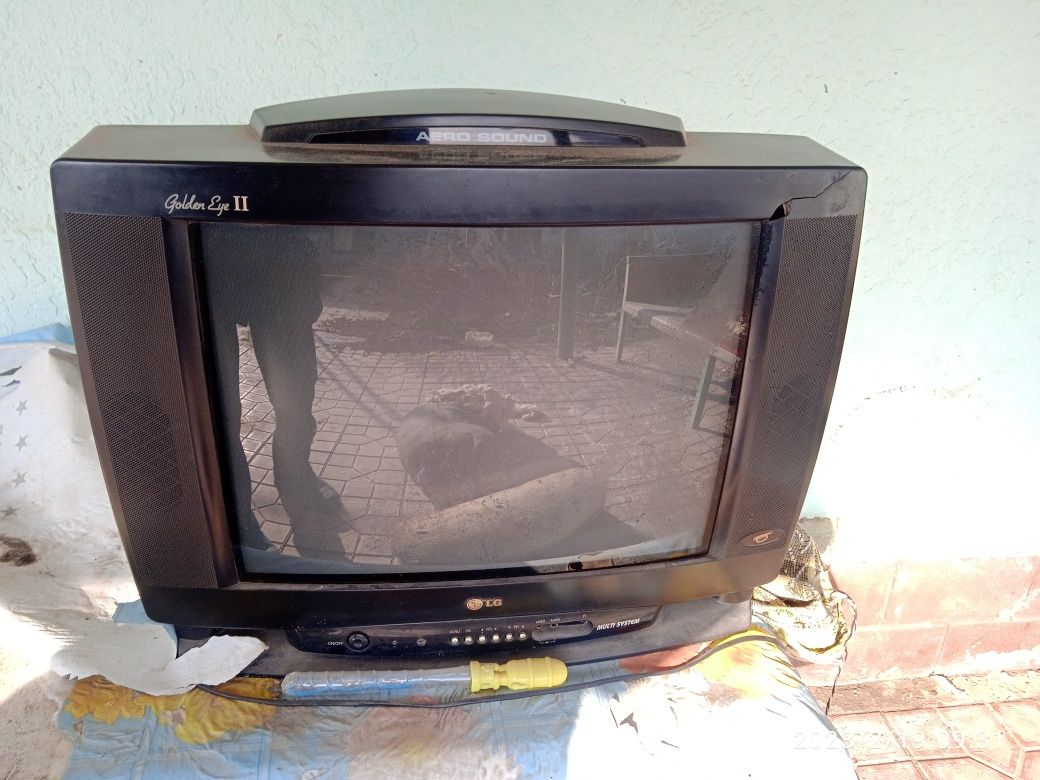 Eski televizor 2ta ishlidi