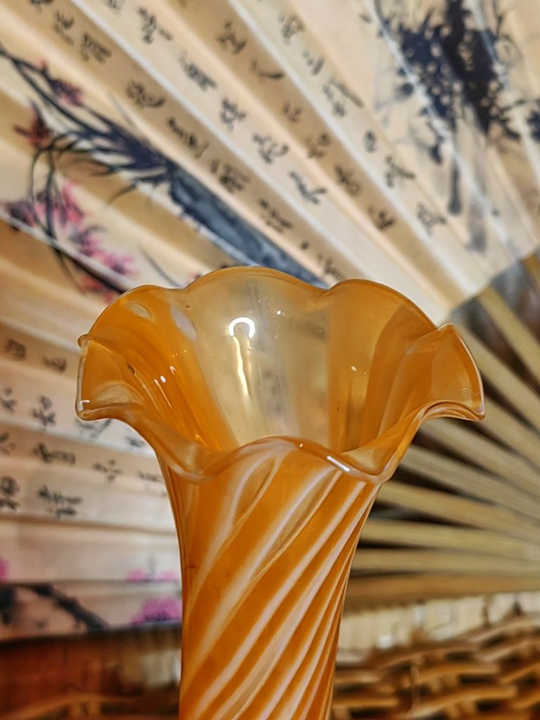 Ръчно направена вазичка от стъкло с бонбонена декорация