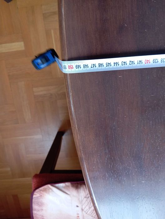 Продавам разтегателна маса и 6 стола