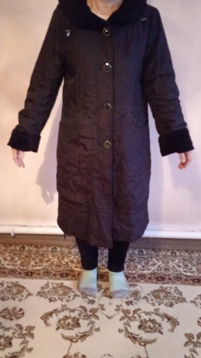 Женский пальто сатылады.