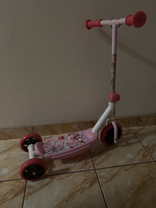 Trotineta roz fetita cu unicorn