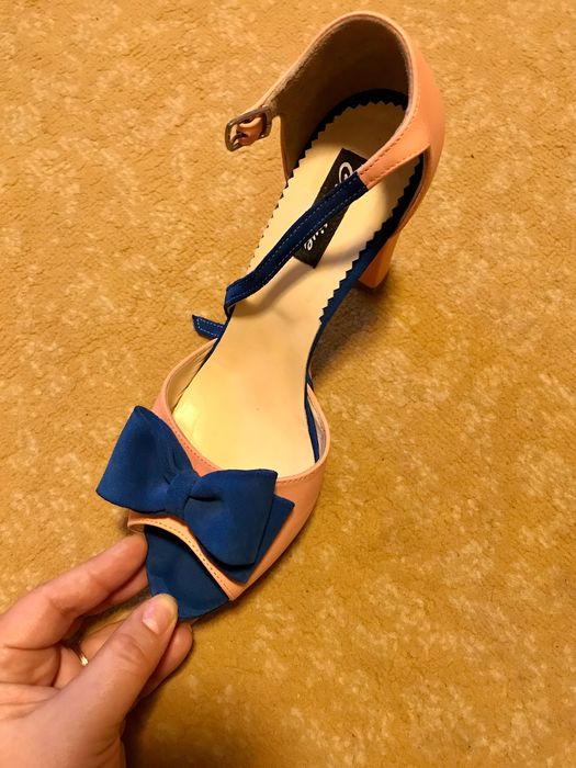 Vând sandale din piele