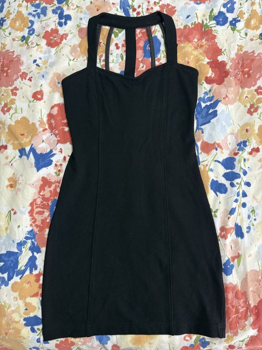 Къса черна рокля