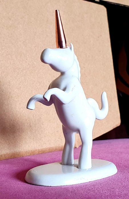 Calut inorog din metal alb