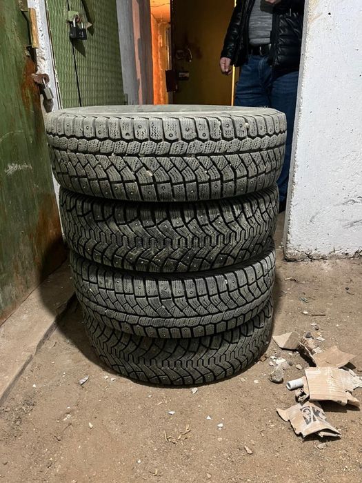 Продам комплект зимних шин