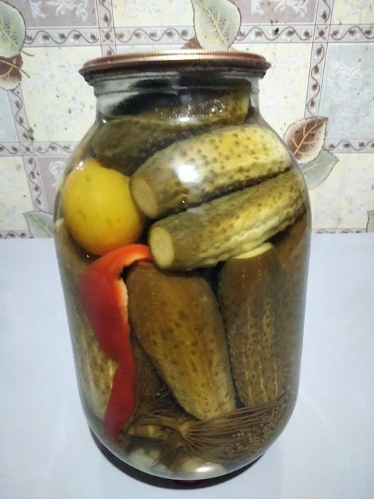 Продам консервированные в банках 2-литра. Цена 2000 тенге.