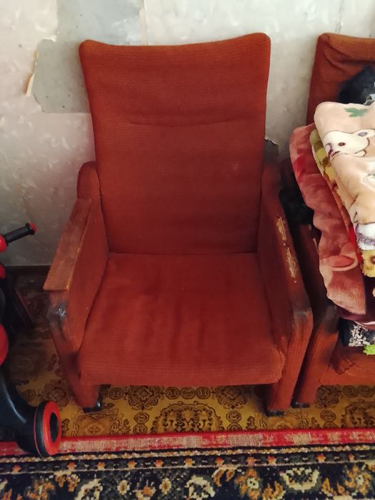 Kreslo 2 ta bor kimga kerak boʻlsa olib ketishlaring mumkin bepulga