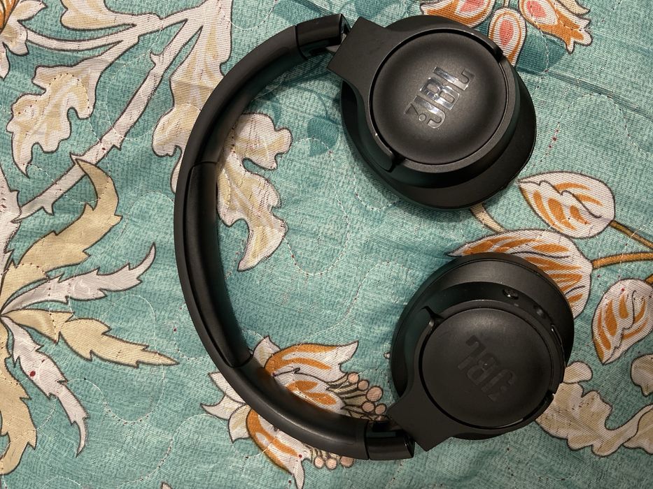 Продам наушники Jbl tune 720bt. брал на каспи за 30000 тенге