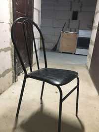 В продаже стулья