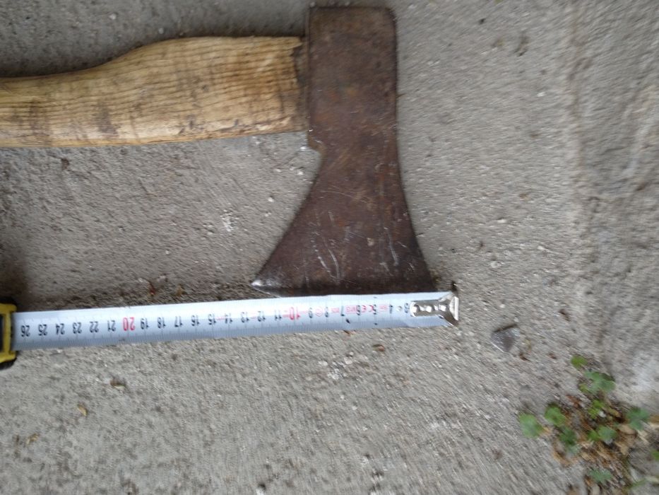 Продавам две Немски антикварни брадви големи Пожарникарски