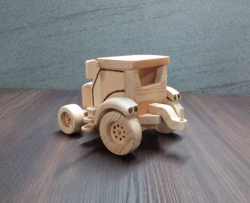 Музикално декоративно дървено тракторче DMAR 322
