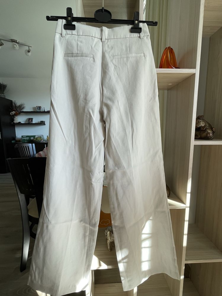 Бежов панталон (34) H&M