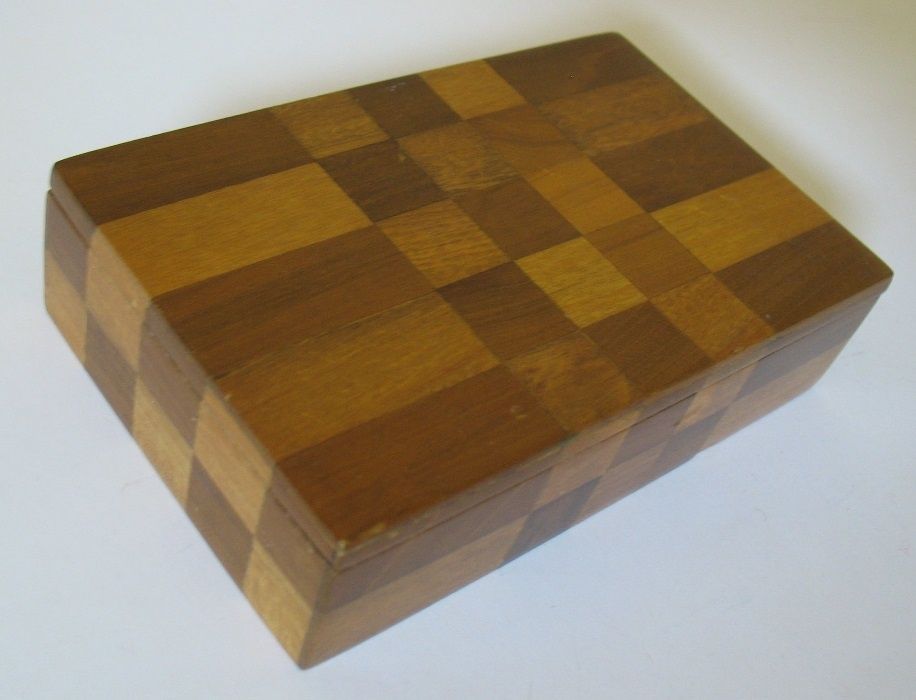 Красива сувенирна кутия с български мотиви