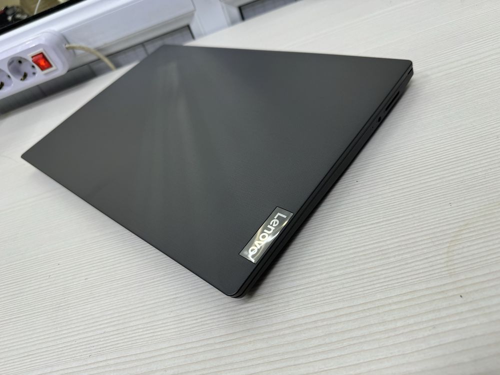 Ноутбук Lenovo идеал новый состояние ОЗУ 4gb SSD 128gb быстрый