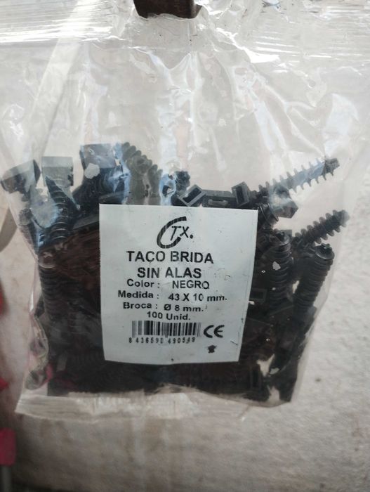 Дюбел за кабелна стяжка Ф 8 мм