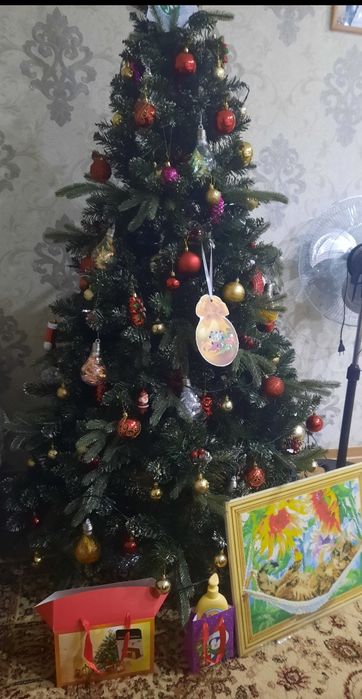 Продам елку с игрушками