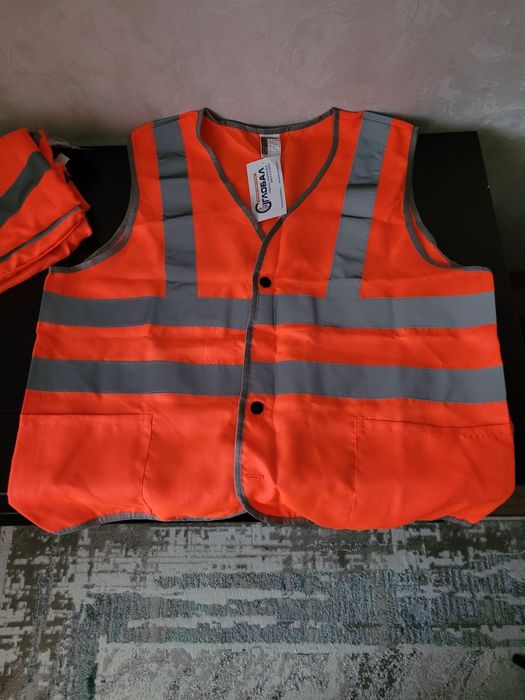 Жилет сигнальный рабочий.