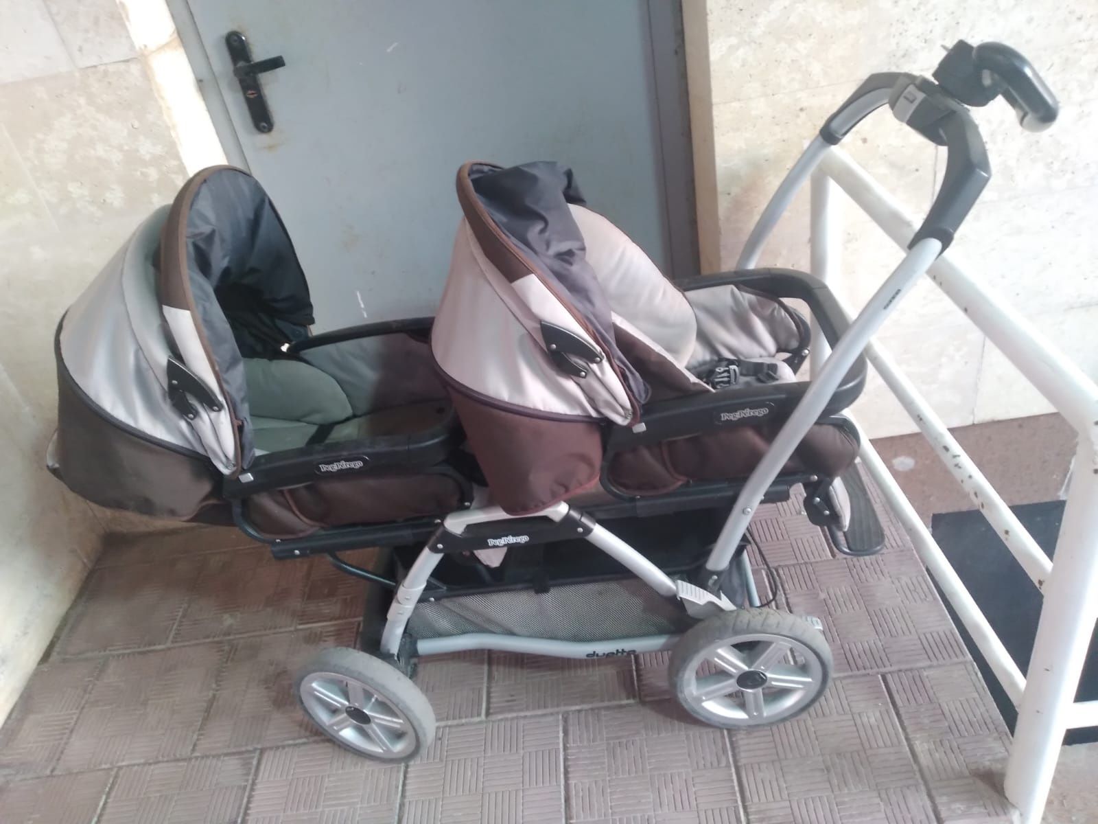 Продам детскую  коляску двух месную