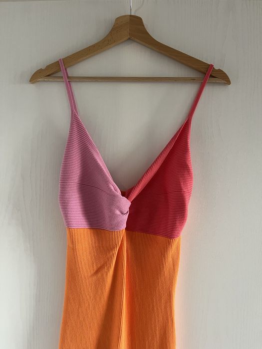 Рокля с много слънчеви цветове