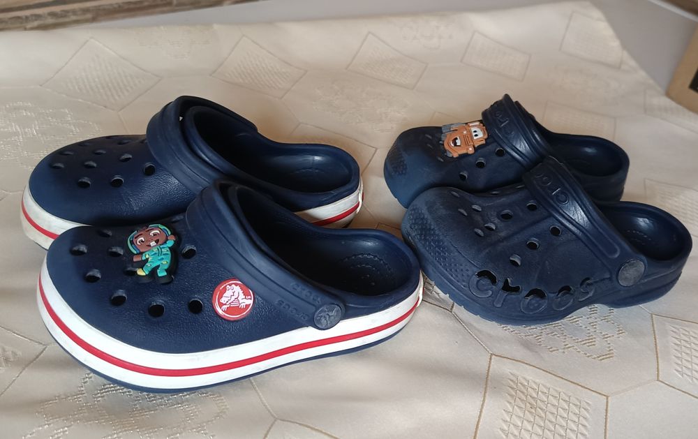 2 Crocs marimea C8