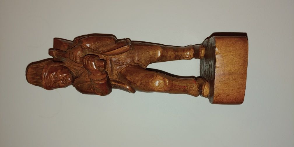 Sculptura veche din lemn