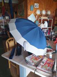 Vand umbrele două modele pentru a va proteja de ploaie