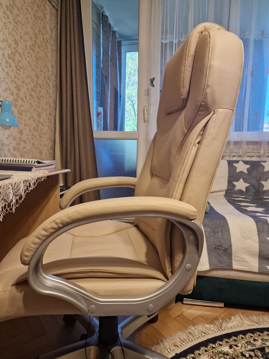Vând scaun de birou cu masaj. Impecabil
