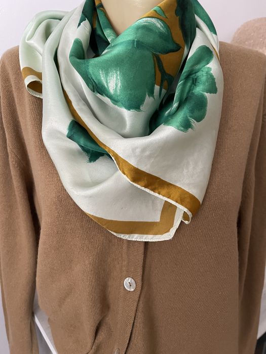 Cardigan si esarfa